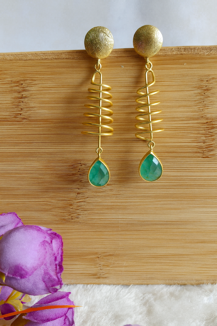 plated


Gold tone ,geometric drop earrings ,brass plated